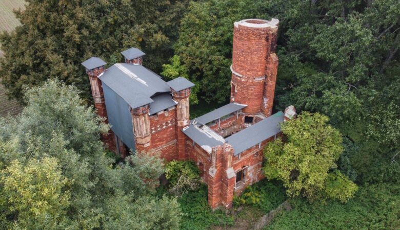 Brama neogotycka Morysin Warszawa Wilanów