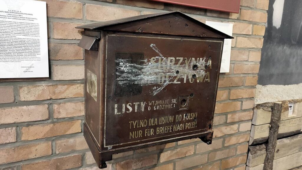 Skrzynka Poczty Polskiej w Muzeum w Gdańsku