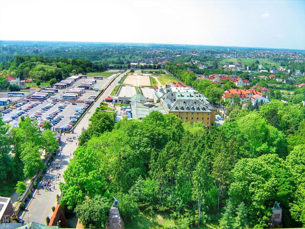 Jasna Góra widok na parking autokarów i samochodów