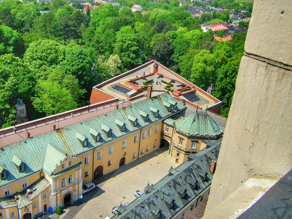 Widok z wieży na mury obronne Częstochowy