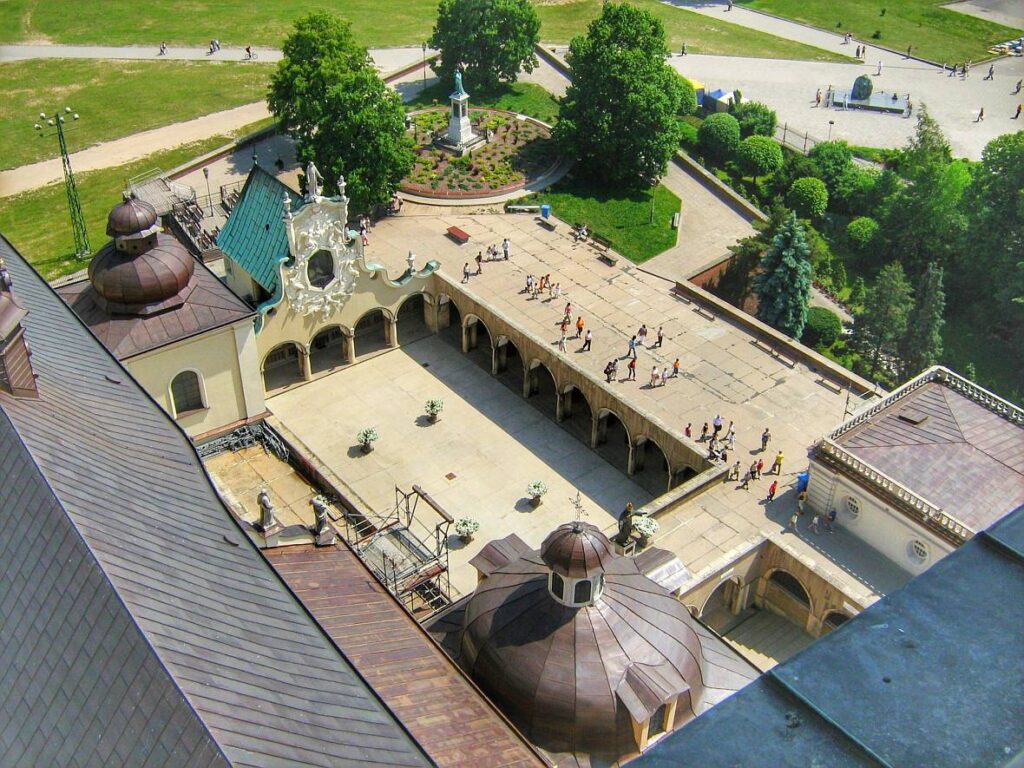 Jasna Góra widok z więzy na dziedziniec